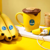 Mug cake au chocolat, à la banane Chiquita et au beurre de cacahuète